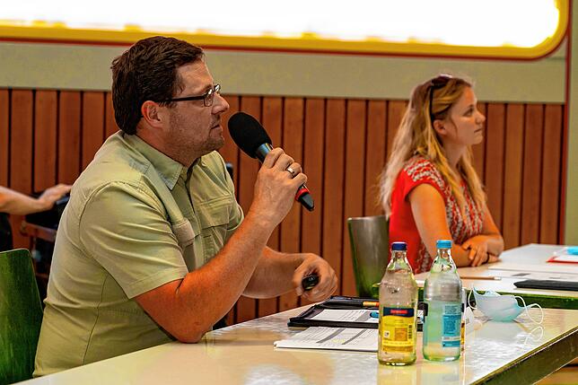 Revierleiter Sven Jager und Virginia Lorek vom Forstamt des Schwarzwald-Baar-Kreises präsentieren dem Gemeinderat die ...