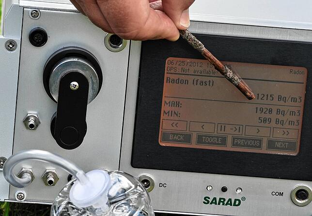 Eine Radonbelastung von 1215 Becquerel pro Kubikmeter misst hier ein Radon-Messgerät. In Deutschland gilt gemäß Strahlenschutzgesetz ein ...