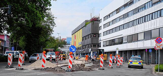 Im Juni 2018 sah die Bahnhofstraße noch so aus: Mit Holzer-Bau und Baustelle, aber ohne Cano.