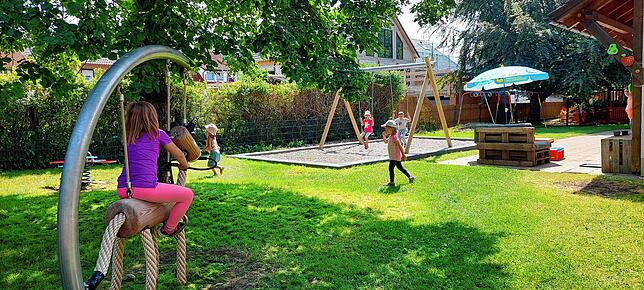 Im Außenbereich der „Arche Noah“ wurden im ersten Bauabschnitt diverse Spielgeräte erneuert, woran die Kinder ihre helle ...