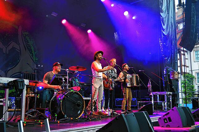 Bild 5: Die Fäaschtbänkler machen den Schlossplatz zum Partyplaneten – Teil 2