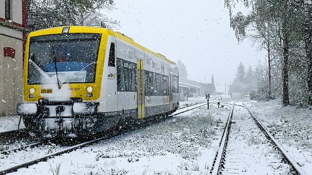 Die Biberbahn fährt am ersten Adventswochenende zahlreiche Weihnachtsmärkte in der Region an – ob es auch schneien wird wie im ...