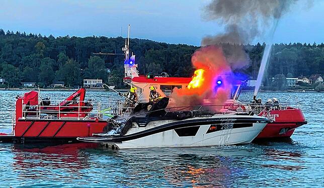 (Archivbild) Die Feuerwehr löscht auch auf dem Wasser: Im August 2024 fing ein Motorboot zwischen Mainau und Überlingen Feuer. ...