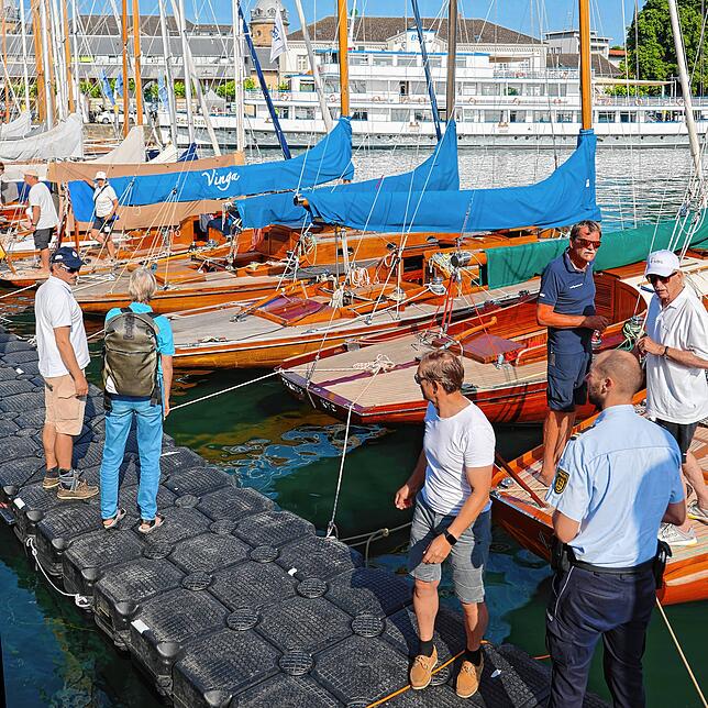 Bevor es auf die Regattabahnen ging, mussten Beamte der Wasserschutzpolizei (rechts) Ermittlungen aufnehmen, denn in zwei Boote wurde ...