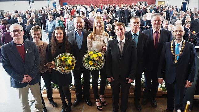 Das geehrte mit Laudatoren und Gratulanten beim Empfang in der Hegauhalle (von links): Bernd Nägele, Ulrike Maus, Sophia Freudentaler, ...
