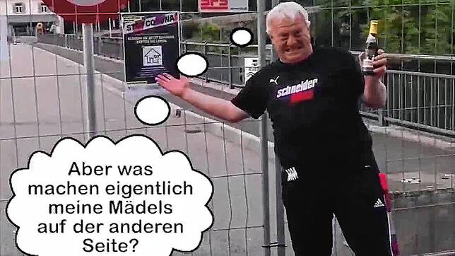 Betreuer Martin Meierhofer spickt über die Grenze und sieht, wie sich die Kickerinnen des FC Hochrhein fit halten.