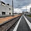 Fast fertig: der Bahnhof Petershausen mit den neuen Bahnsteigen und Steinhaufen für Eidechsen zwischen den Gleisen. Laut Deutscher Bahn ...