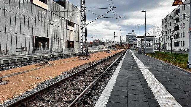 Fast fertig: der Bahnhof Petershausen mit den neuen Bahnsteigen und Steinhaufen für Eidechsen zwischen den Gleisen. Laut Deutscher Bahn ...