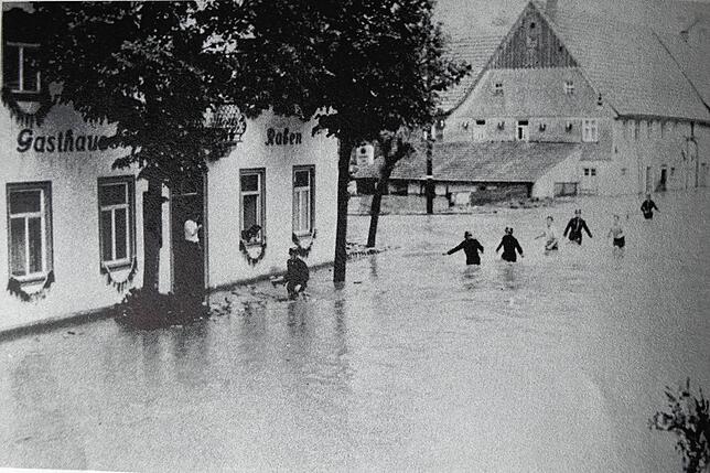 ... so wie beim Niedereschacher Jahrhunderthochwasser am Fronleichnamstag 1957, an das sich viele ältere Bürger noch mit Schrecken erinnern.