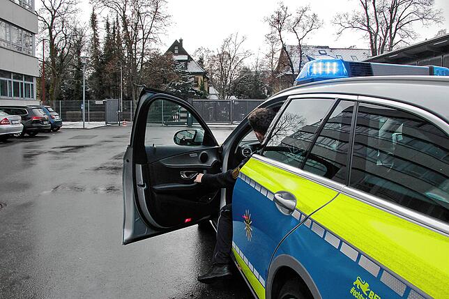 Ein Beamter vom Polizeirevier Villingen in der Waldstraße steigt im Januar 2022 in ein Polizeiwagen ein und rück für einen Einsatz aus. ...