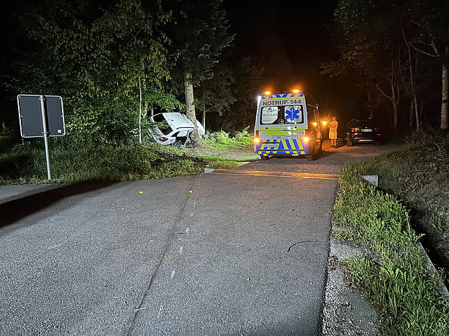 Die Ambulanz steht neben dem Wrack.