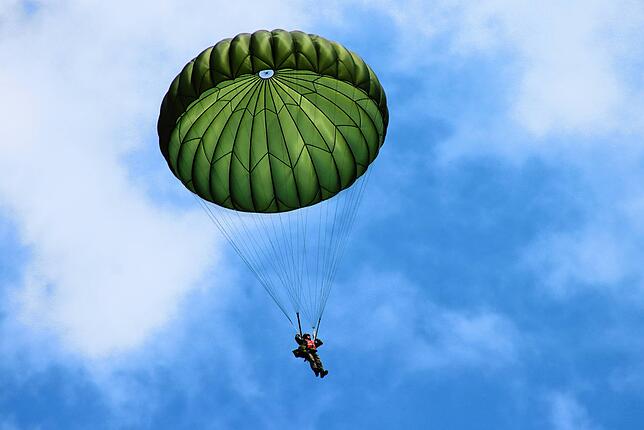 Bild 5: Rund 400 Sprünge! Alle Bilder von der Übung der Bundeswehr-Fallschirmjäger vor Bodman-Ludwigshafen