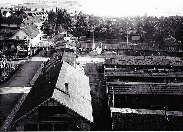 Ein Blick auf den Ostteil des damaligen Lagers. Im Vordergrund links der Küchenbau, in dem die Verpflegung für die Gefangenen zubereitet ...