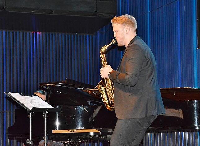 Eindrucksvolle Mischung: Fabian Martin, Star am Saxophon, begleitet von Michael Kanczyk am Flügel.