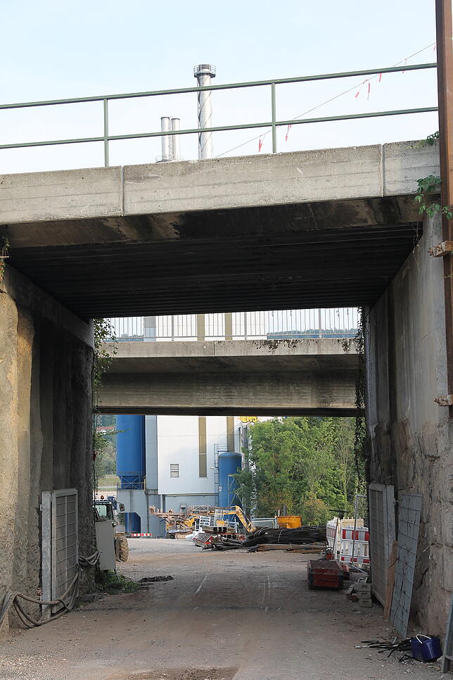 Zusätzliche Arbeit: Wenige Meter neben der Albbrücke befindet sich eine zweite, kleinere Brücke, die über den sechs Meter breiten ...