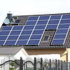 Solarmodule auf dem Dach eines Einfamilienhauses (Symbolbild). Auch in den Gemeinden am Hochrhein gibt es zahlreiche private ...