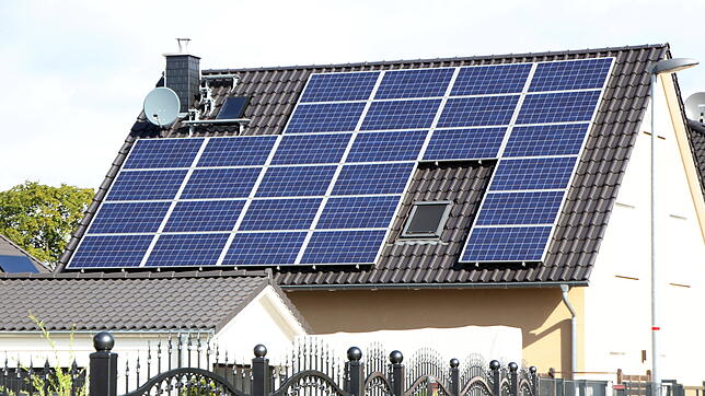 Solarmodule auf dem Dach eines Einfamilienhauses (Symbolbild). Auch in den Gemeinden am Hochrhein gibt es zahlreiche private ...