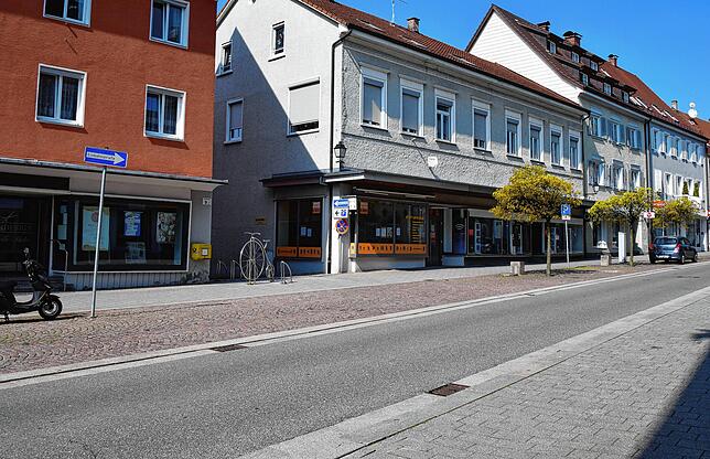 So sieht es heute an der Ecke Hauptstraße/Kronengasse bei der Apotheke heute. Der Discounter Norma gegenüber ist schon lange weg und nun ...