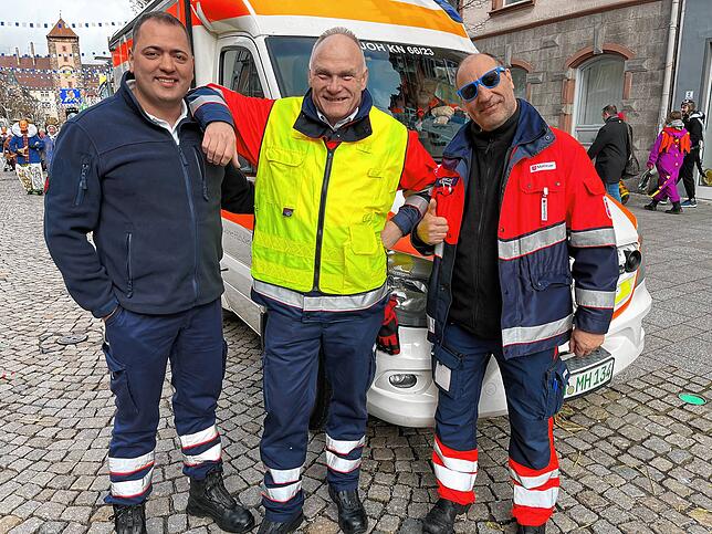Benjamin Crain, Jürgen Riegger und Bene Kuczkay (von links) finden die Stimmung bei der Fasnet in Villingen toll.
