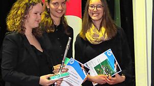 Lena Ebner, Teresa Roosmann und Maja Höcker (von links) haben ihr Wintersemester abgeschlossen und zeigen beim Konzert im Schlössle ihr ...
