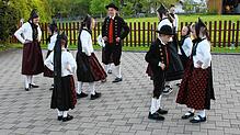 Zwei Jungs und viele Mädels: Ins Konzept einbezogen waren die Volkstänze der Kindertanzgruppe mit ihren Tanzleiterinnen Karin ...
