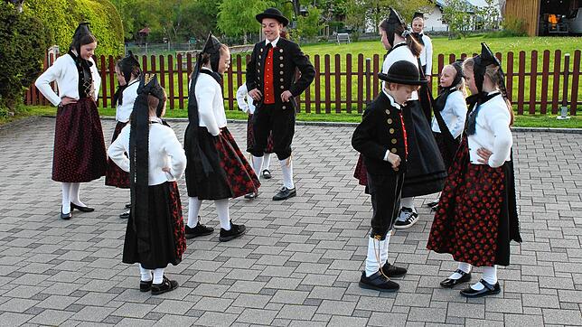 Zwei Jungs und viele Mädels: Ins Konzept einbezogen waren die Volkstänze der Kindertanzgruppe mit ihren Tanzleiterinnen Karin ...