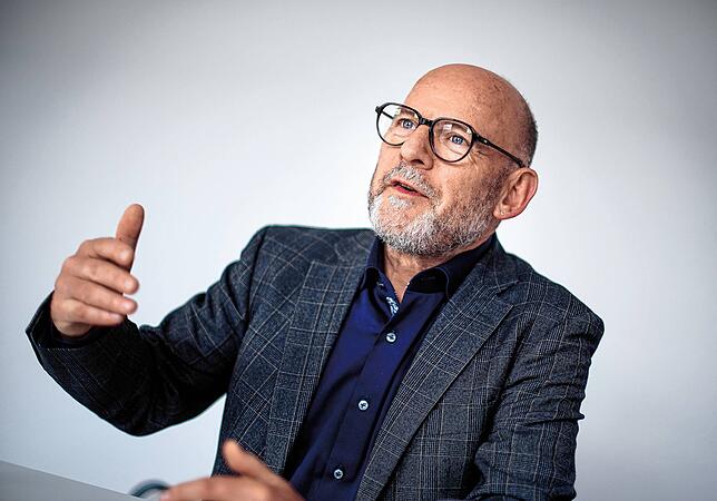 Trotz Corona kommen Straßenbauprojekte gut voran, sagt Verkehrsminister Winfried Hermann.