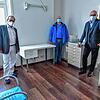 Die Mediziner Johannes Probst (links) und Oliver Freischlader sowie Bürgermeister Michael Reiger (rechts) in der ...