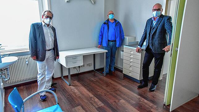 Die Mediziner Johannes Probst (links) und Oliver Freischlader sowie Bürgermeister Michael Reiger (rechts) in der ...