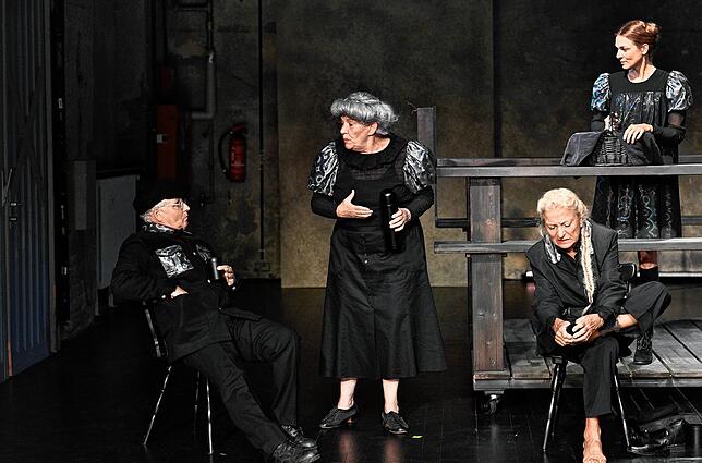 Boris Griener, Christa Barth, Dorothea Jüttner und Stefanie Miedler (v.l.n.r.) in „Hin und her“ am Konstanzer Stadttheater.