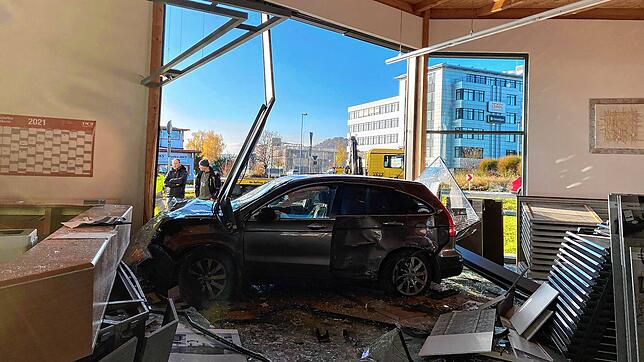Ein Auto im Fliesenfachgeschäft: Am Samstag kam es zu einem kuriosen Unfall in Gottmadingen. Dabei wurden drei Menschen leicht verletzt.