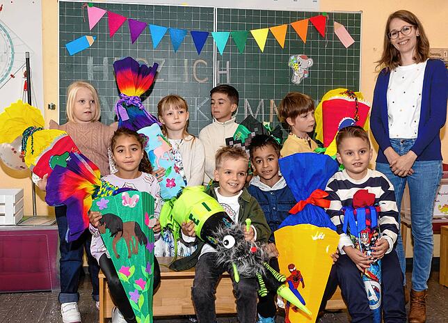 Acht Jungen und Mädchen haben in der Grundschule Waldsiedlung ihre Schulkarriere gestartet. Unser Foto zeigt sie mit Lehrerin Katja ...