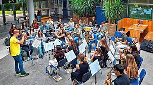 Die Lehrgangsteilnehmer bei der Vorbereitung zum Abschlusskonzert des Silberlehrgangs des Blasmusikverbands Schwarzwald-Baar. Foto: Anna ...