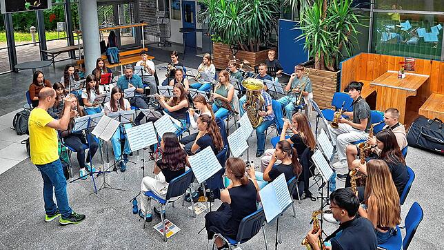 Die Lehrgangsteilnehmer bei der Vorbereitung zum Abschlusskonzert des Silberlehrgangs des Blasmusikverbands Schwarzwald-Baar. Foto: Anna ...