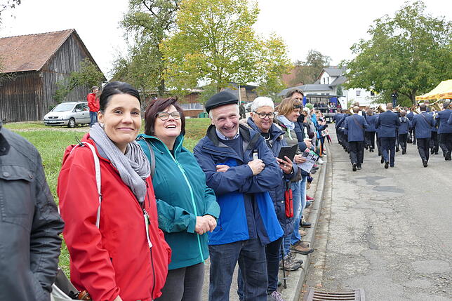 Bild 28: Tausende bejubeln beim Umzug des Kreiserntedankfestes die Leistung der Jugendlichen