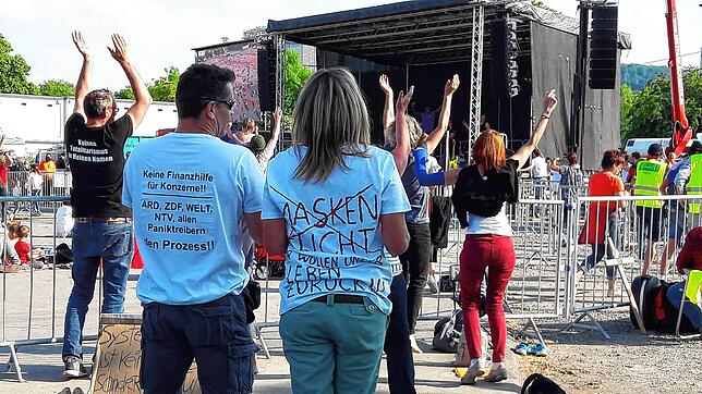 Zwei Demonstranten tragen ihre Protestbotschaften auf ihren T-Shirts.