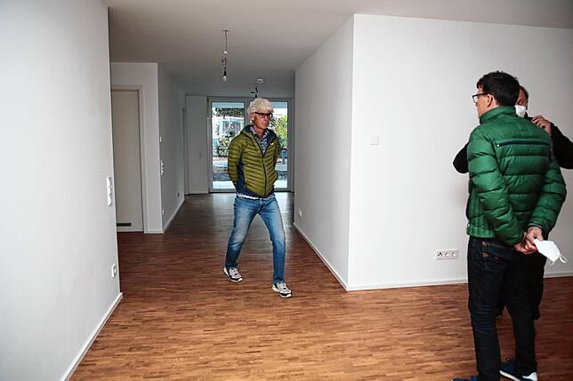 So sieht es in den Wohnungen aus. Das Parkett verlegt die Baugenossenschaft als besonders haltbaren Bodenbelag.