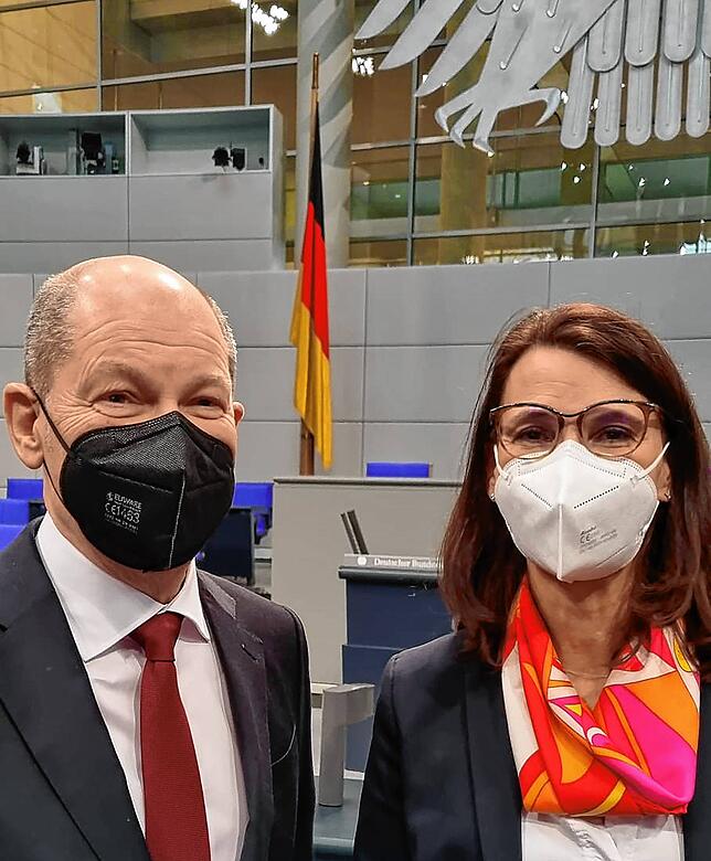 Die Parlamentarische Staatssekretärin Rita Schwarzelühr-Sutter mit dem neuen Bundeskanzler Olaf Scholz.