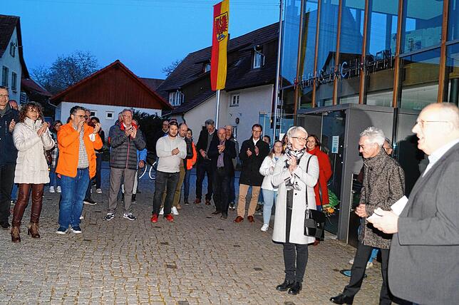 Als Wahlleiter Walter Städele (rechts) das Ergebnis der Bürgermeisterwahl verkündete, gab es viel Beifall für Jürgen Stukle (Zweiter von ...