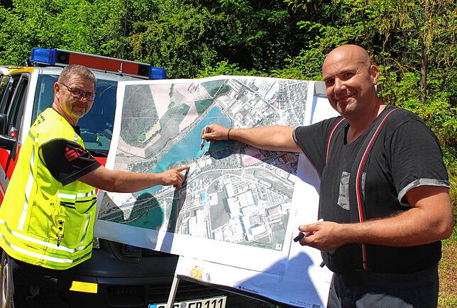Feuerwehrkommandant Dieter Müller (links) und Führungsassistent Patrick Strasser besprechen anhand von Plänen des Seeparks den Einsatz.
