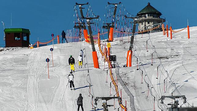 Skifahren am Feldberg wird teurer. Am 2. Dezember startet die Saison im größten Skigebiet Baden-Württembergs.