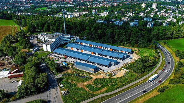 Blick auf die Schwenninger Steige mit dem markanten ehemalige Seemann-Gebäude in Y-Form. Vor dem inzwischen als Verwaltungsgebäude ...