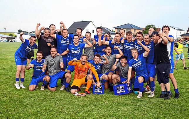 So sehen Relegationssieger aus: Die Spieler der SG B.A.T./Kreenheinstetten-Leibertingen feiern nach dem Schlusspfiff.