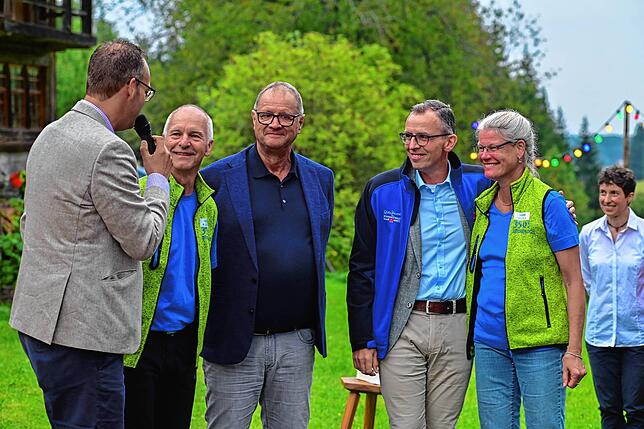 Unterkirnachs Bürgermeister Andreas Braun (links) beglückwünscht die Familie Klaus (Zweiter von links) und Silke Richter (rechts), die ...