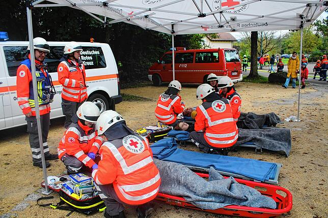Die Helfer des DRK Ortsverbands Steißlingen-Orsingen kümmern sich um die Verletzten. Die Verständigung und Zusammenarbeit mit der ...