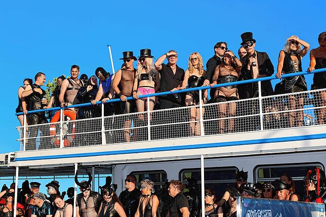 Bild 10: Erst legt das Torture-Ship in Konstanz an! Dann beginnt das große Schaulaufen