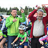 Großer Start: Dunker-Chef Uwe Lorenz und Bürgermeister Michael Scharf machen den Weg frei für den Start der Radtour für Familien.