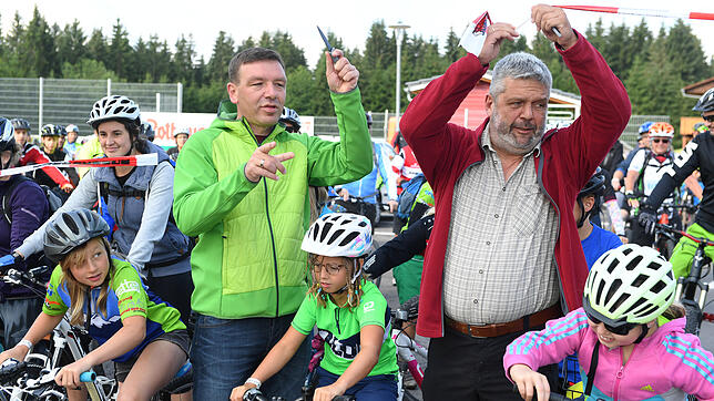 Großer Start: Dunker-Chef Uwe Lorenz und Bürgermeister Michael Scharf machen den Weg frei für den Start der Radtour für Familien.