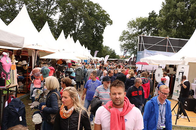Gegen Mittag füllt sich die &bdquo;Allee&ldquo; mit den Ständen.