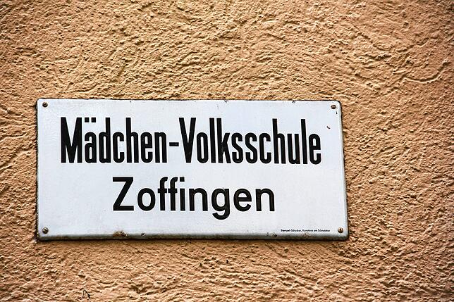 Nur noch Andenken: Dieses Schild markierte die ehemalige Mädchenschule, die von den Schwestern betrieben wurde.